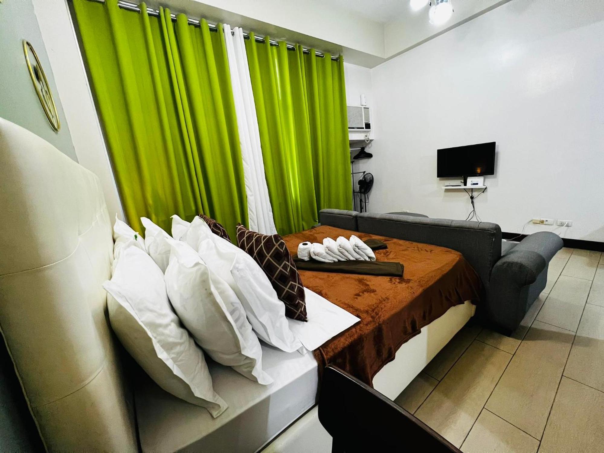 Two Palm Tree - 1o With Balcony - Across Terminal 3 Airport Apartment Manila