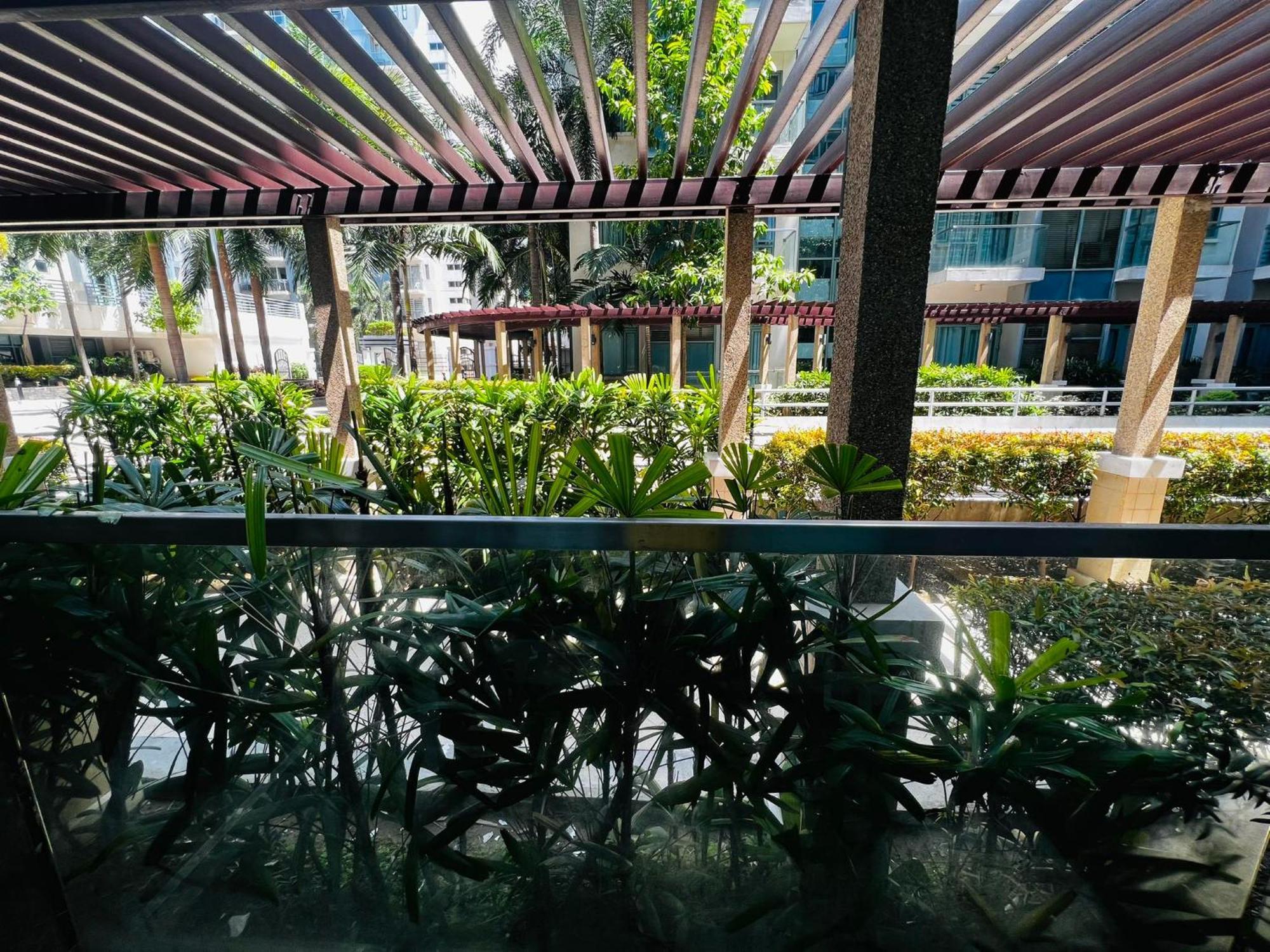Apartment Two Palm Tree - 1o With Balcony - Across Terminal 3 Airport Manila