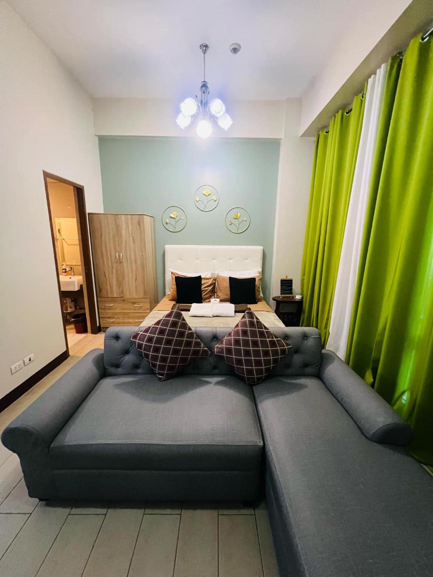 Two Palm Tree - 1o With Balcony - Across Terminal 3 Airport Apartment Manila