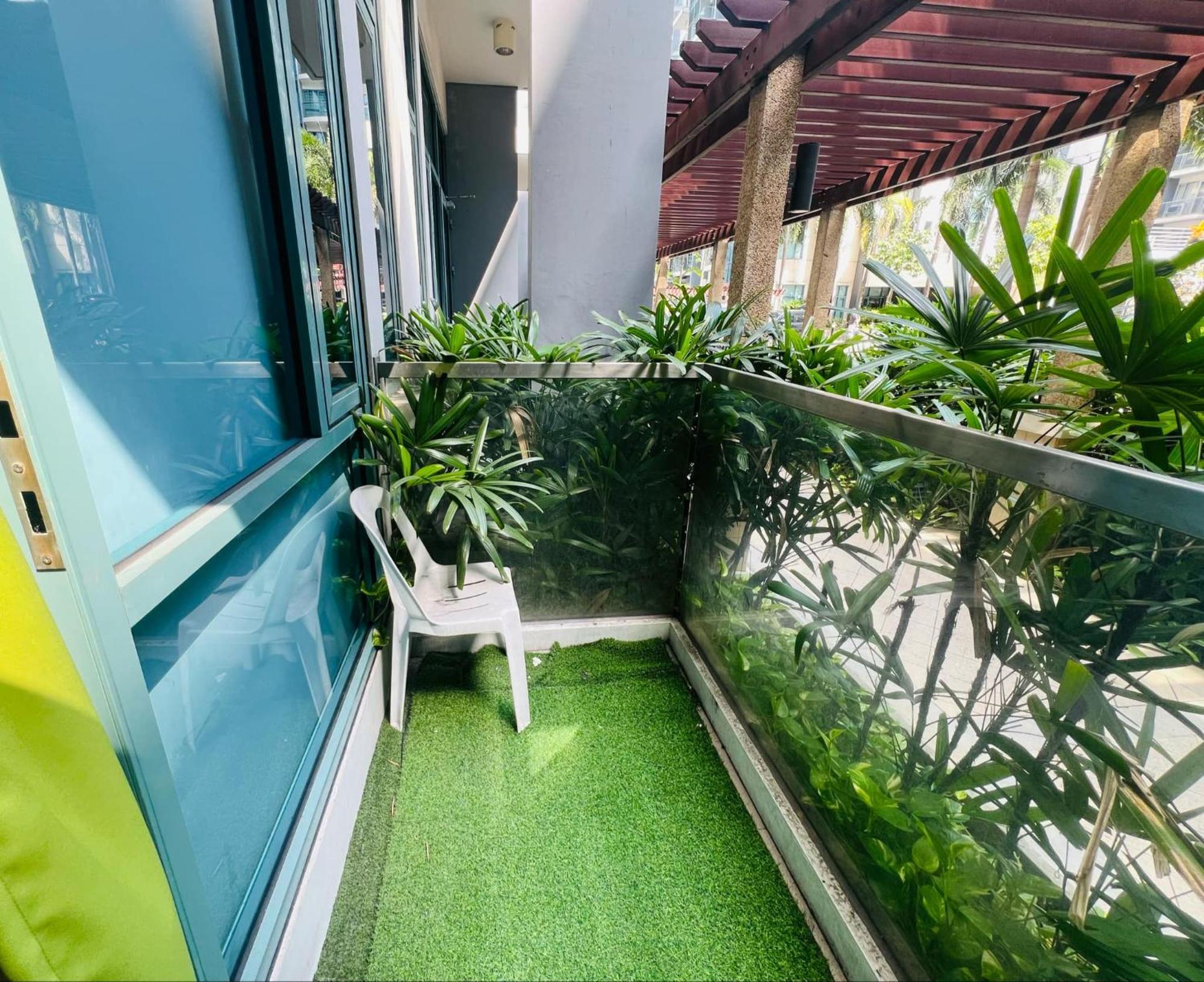 Two Palm Tree - 1o With Balcony - Across Terminal 3 Airport Apartment