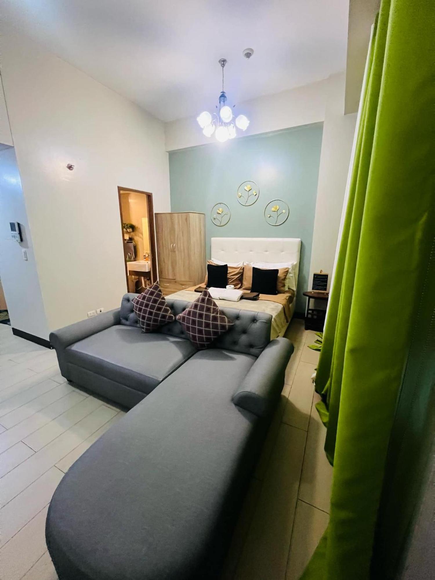 Two Palm Tree - 1o With Balcony - Across Terminal 3 Airport Apartment *