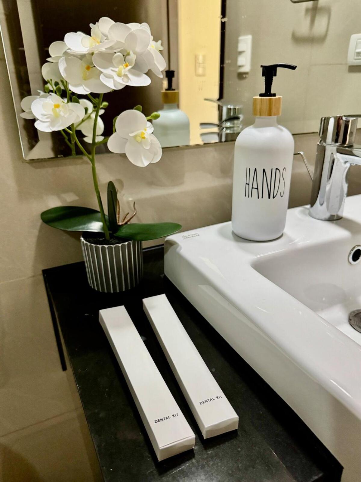 Cozy At Venice Luxury Bgc Apartment