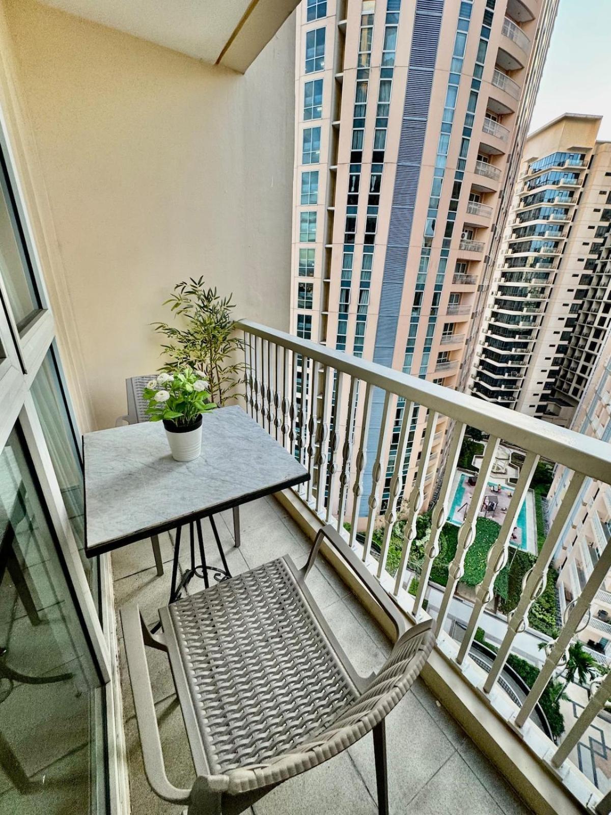 Cozy At Venice Luxury Bgc Apartment