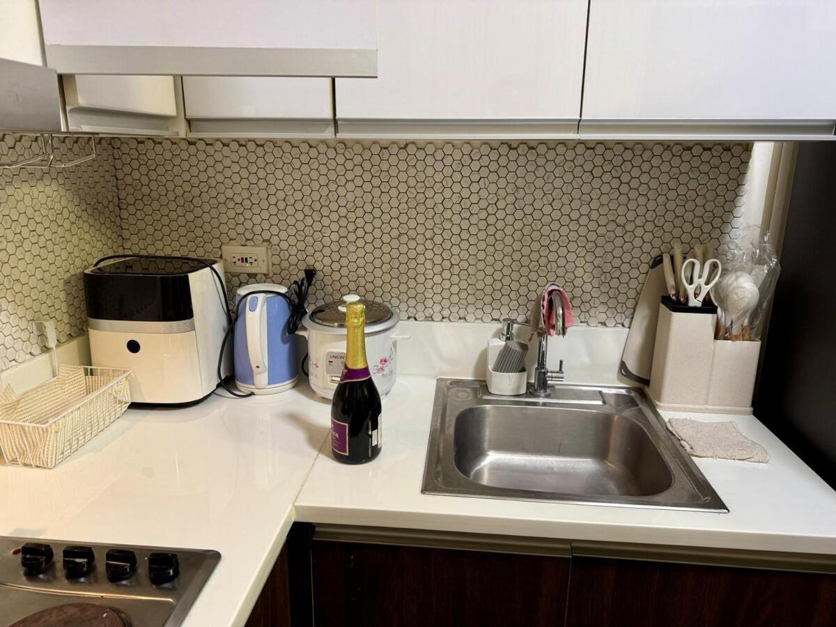 Apartment 3 Bedroom Air Pool Perfect Gym Swim 300 Mbps Manila