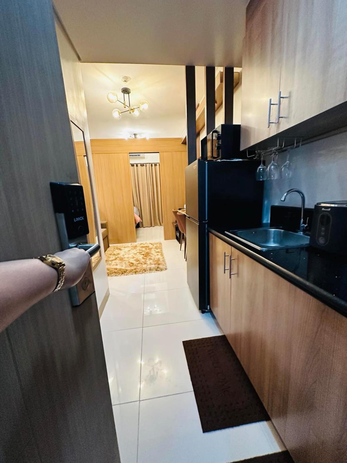 Aparthotel Arq Staycation - Red Residences Makati