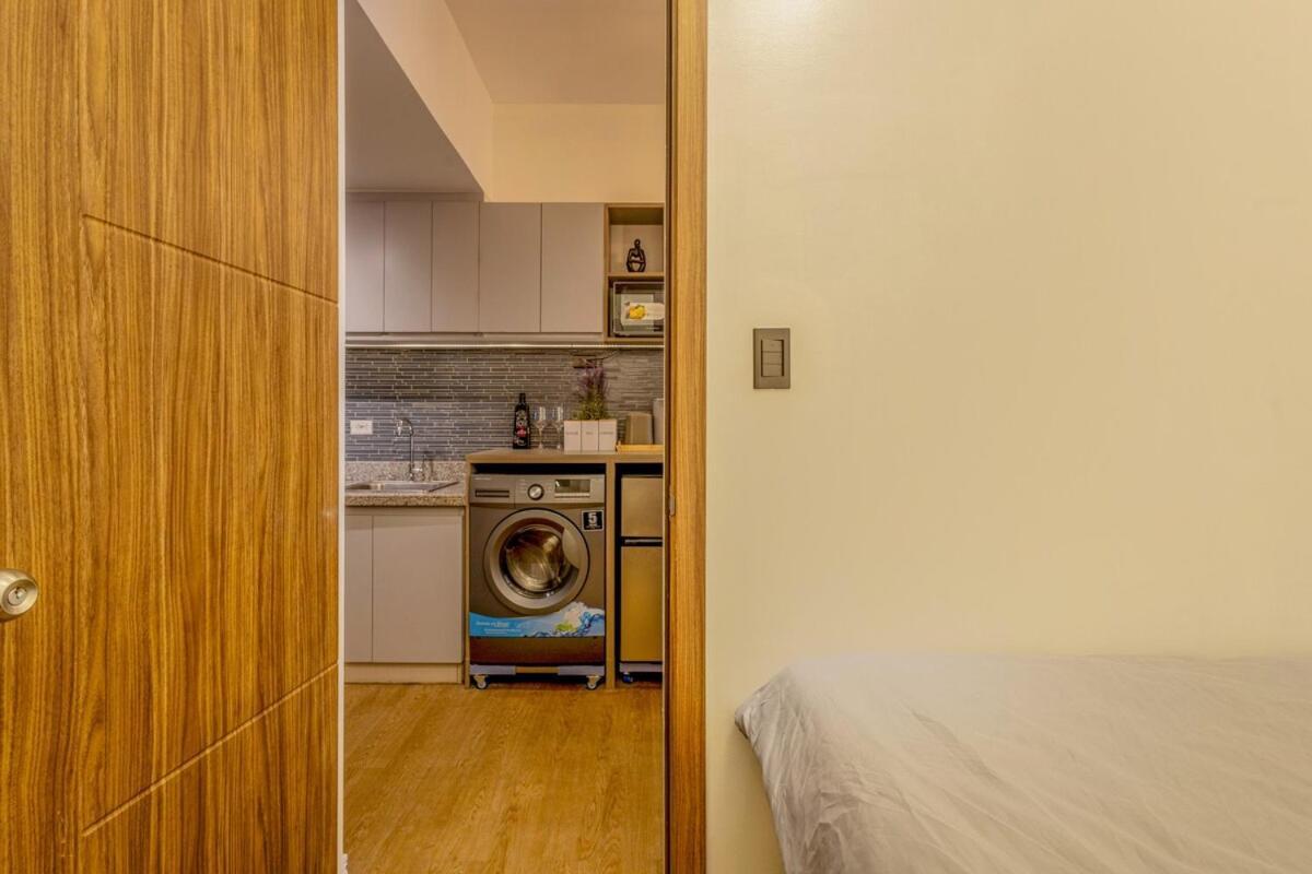 Stylish Luxe 1 Bedroom Near Naia - Free High Speed Wifi *