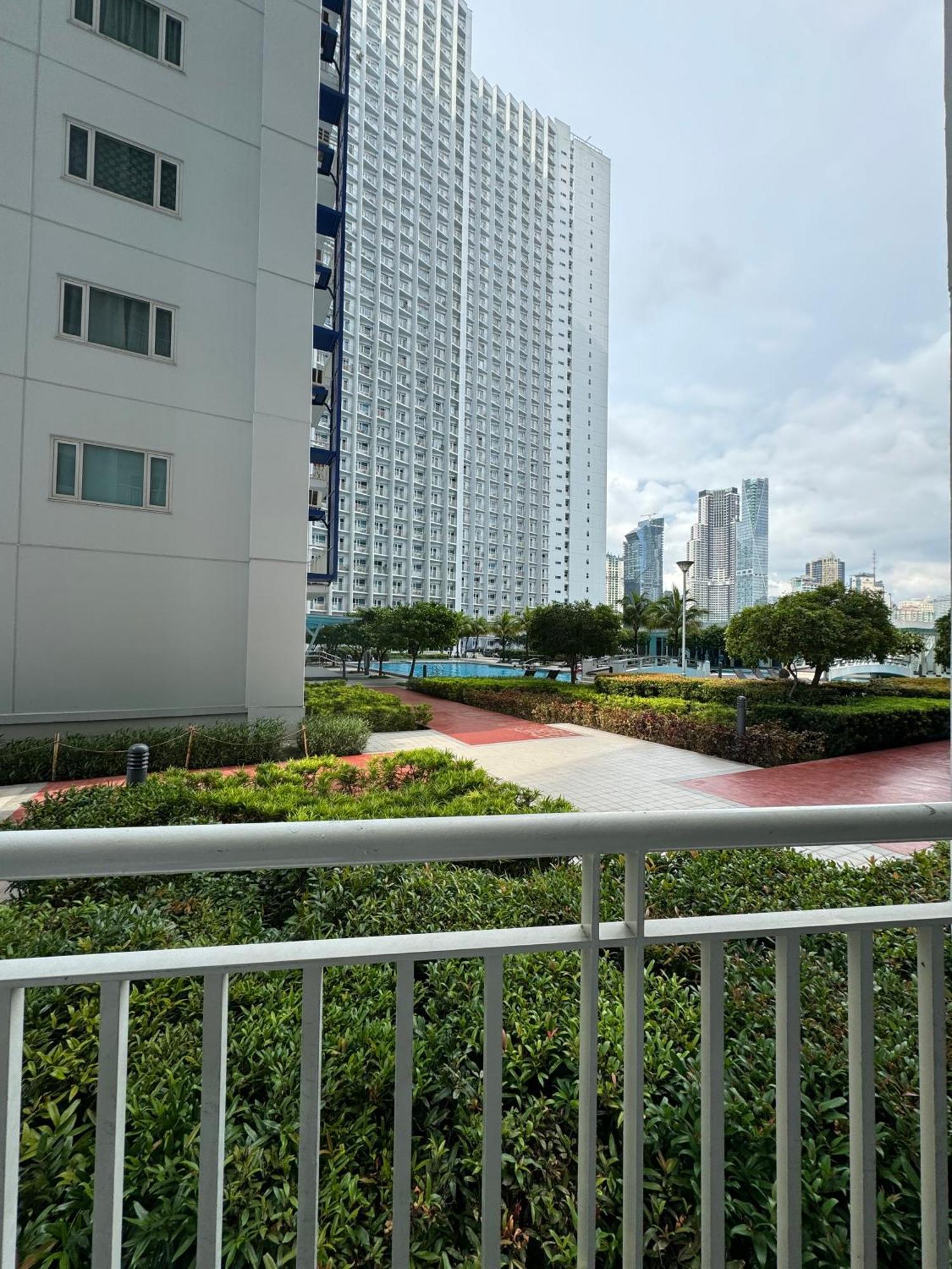 Aparthotel Cozy Staycation At R-square Residences Manila