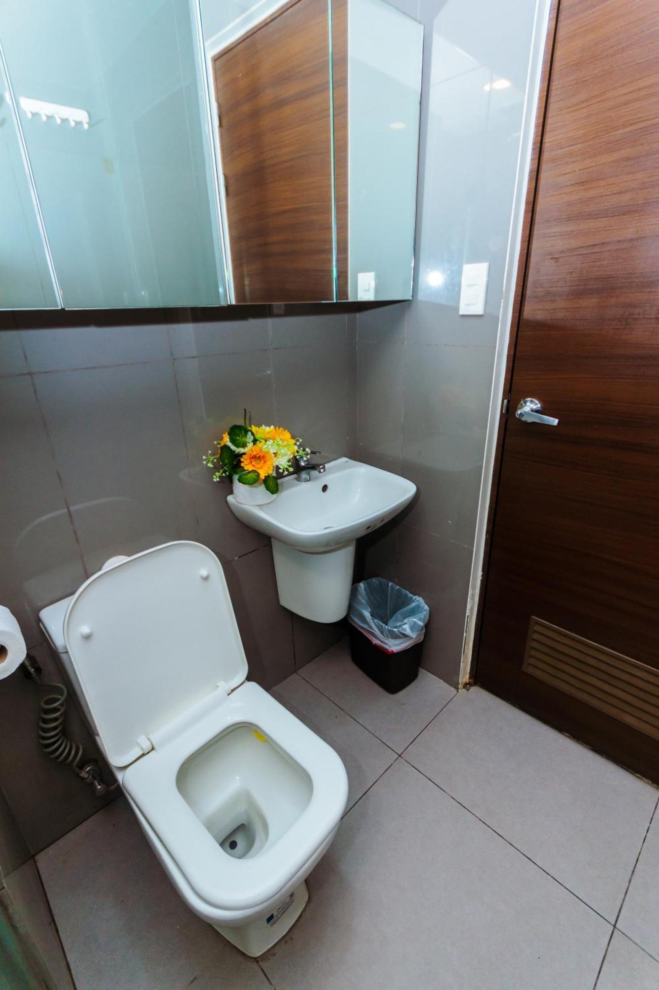 Apartment 2 Bedroom Air Makati Penthouse Swimgym 300netflix 5249 Manila