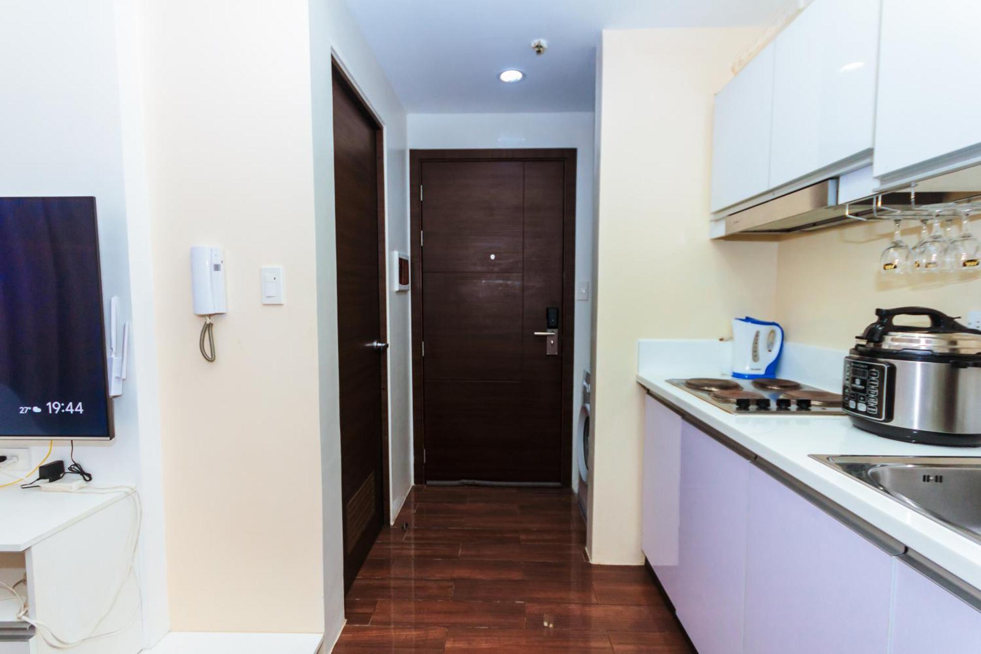 Apartment 2 Bedroom Air Makati Penthouse Swimgym 300netflix 5249 Manila