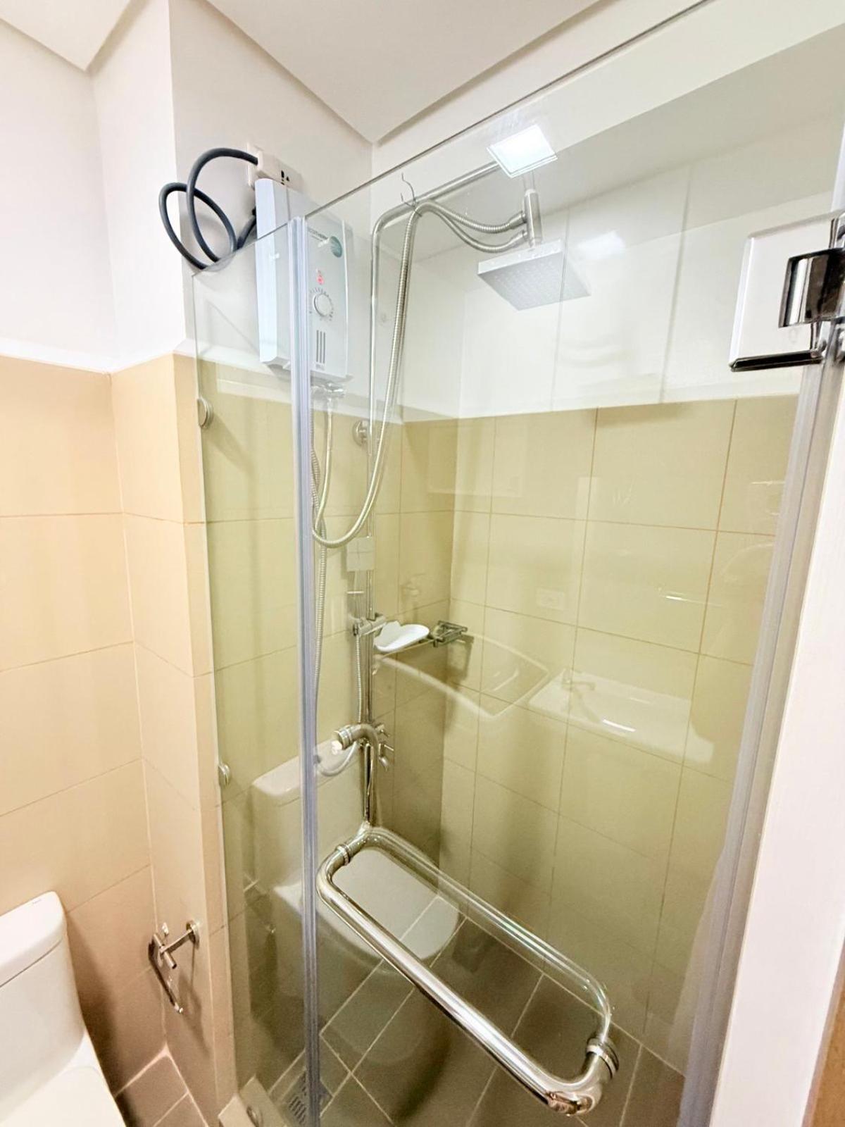 1br Unit Near Makati Picc Moa World Trade Center