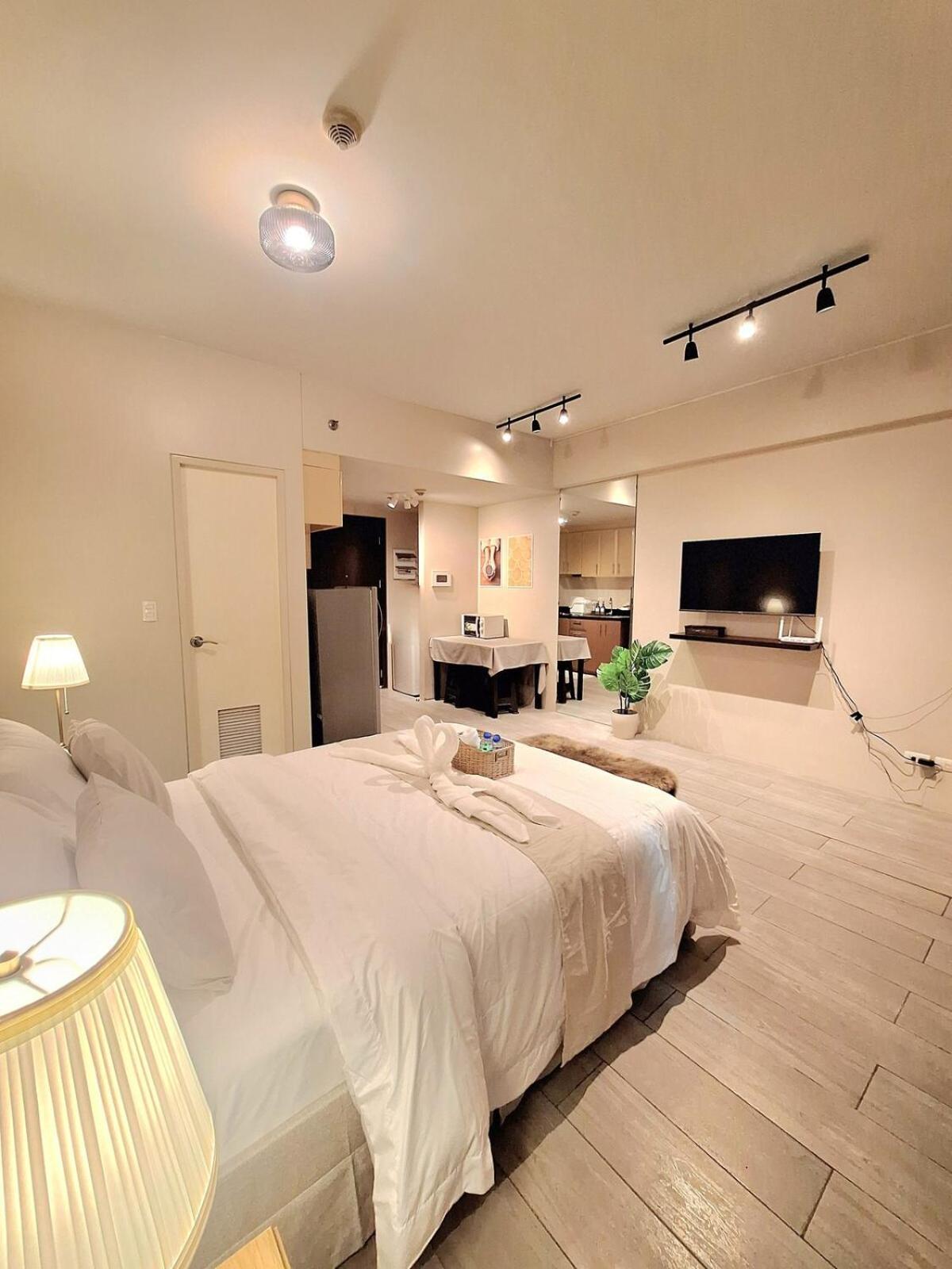 Apartment Across Airport Naia T3 Comfy Unit With Balcony