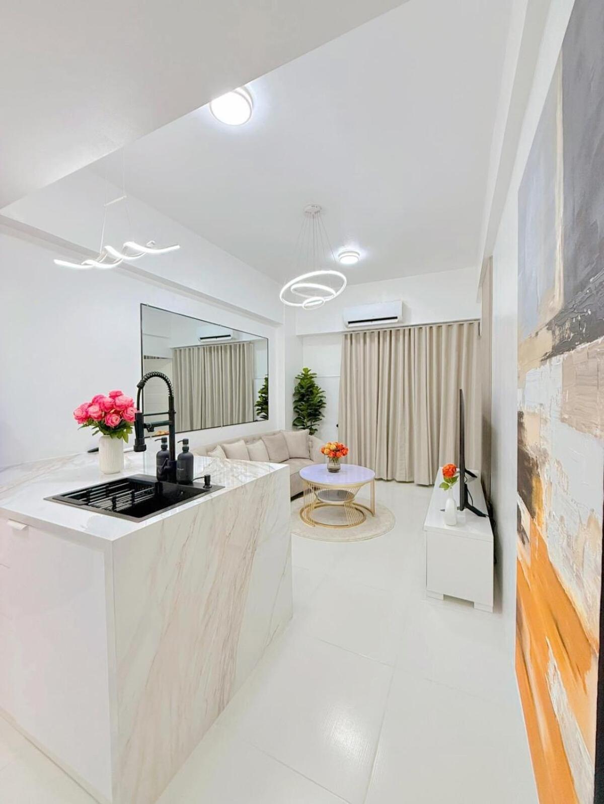 Le Luxe 102 By Ara Li Manila
