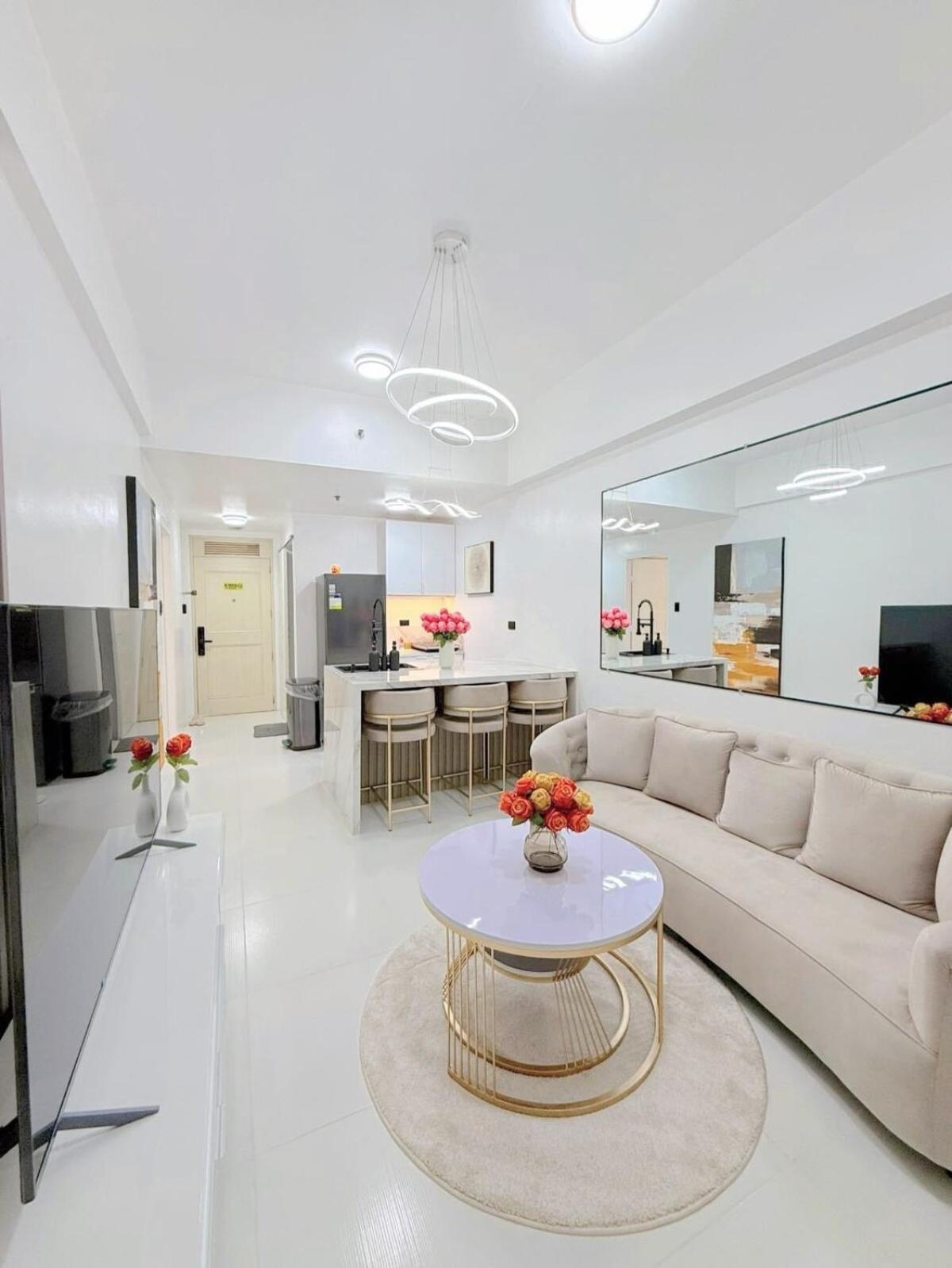 Le Luxe 102 By Ara Li * Manila