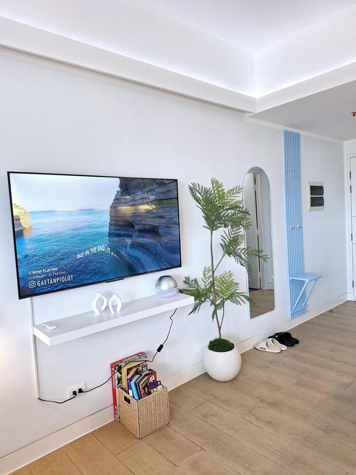 Luxury Coastal, Grand Canal View Apartment Manila