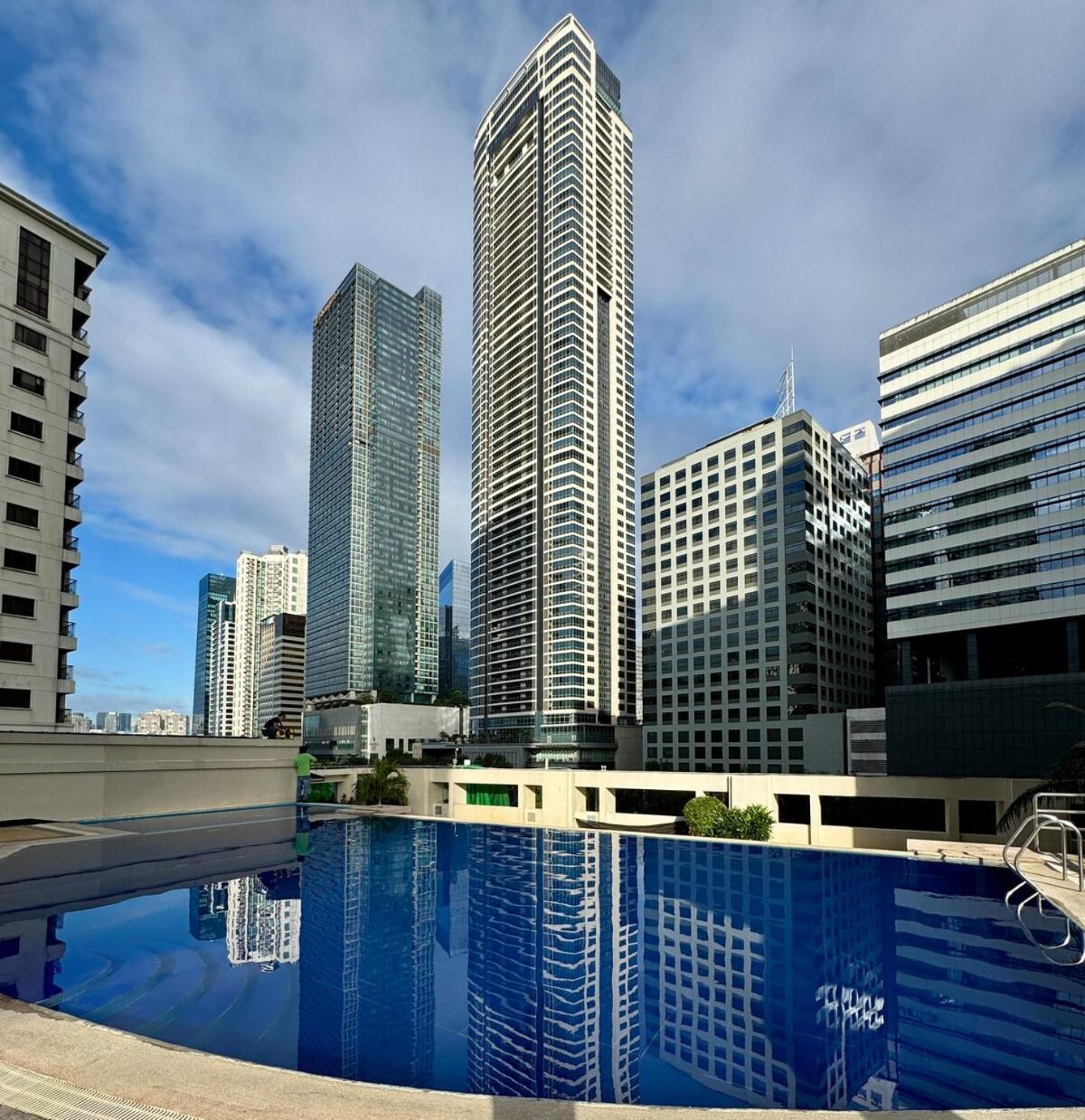 Apartment 1br Golf Course View In Bgc With 200mbps Net Manila