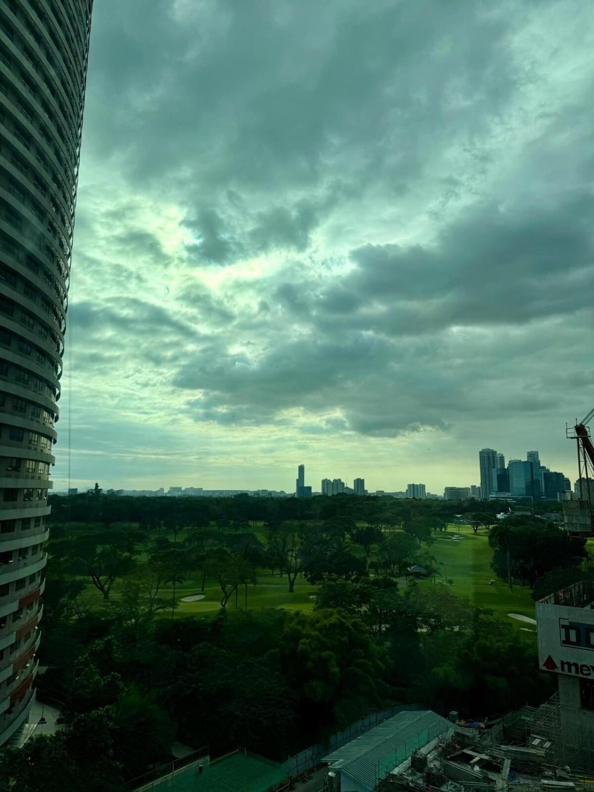 1br Golf Course View In Bgc With 200mbps Net Manila
