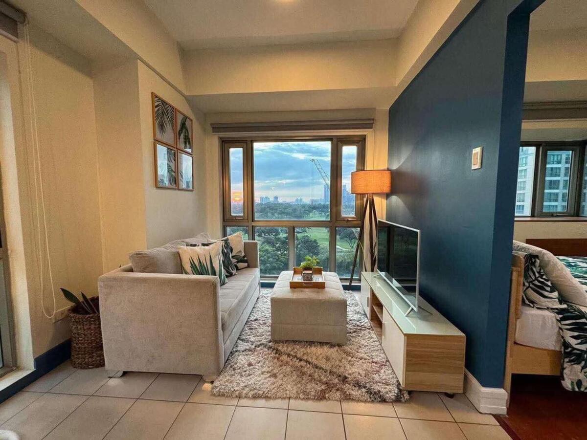 1br Golf Course View In Bgc With 200mbps Net Apartment Manila