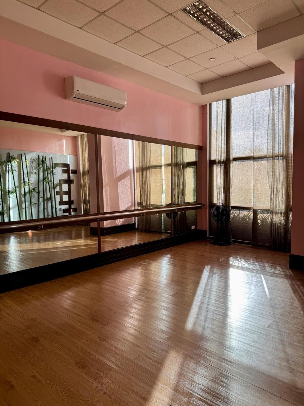 1br Golf Course View In Bgc With 200mbps Net Manila