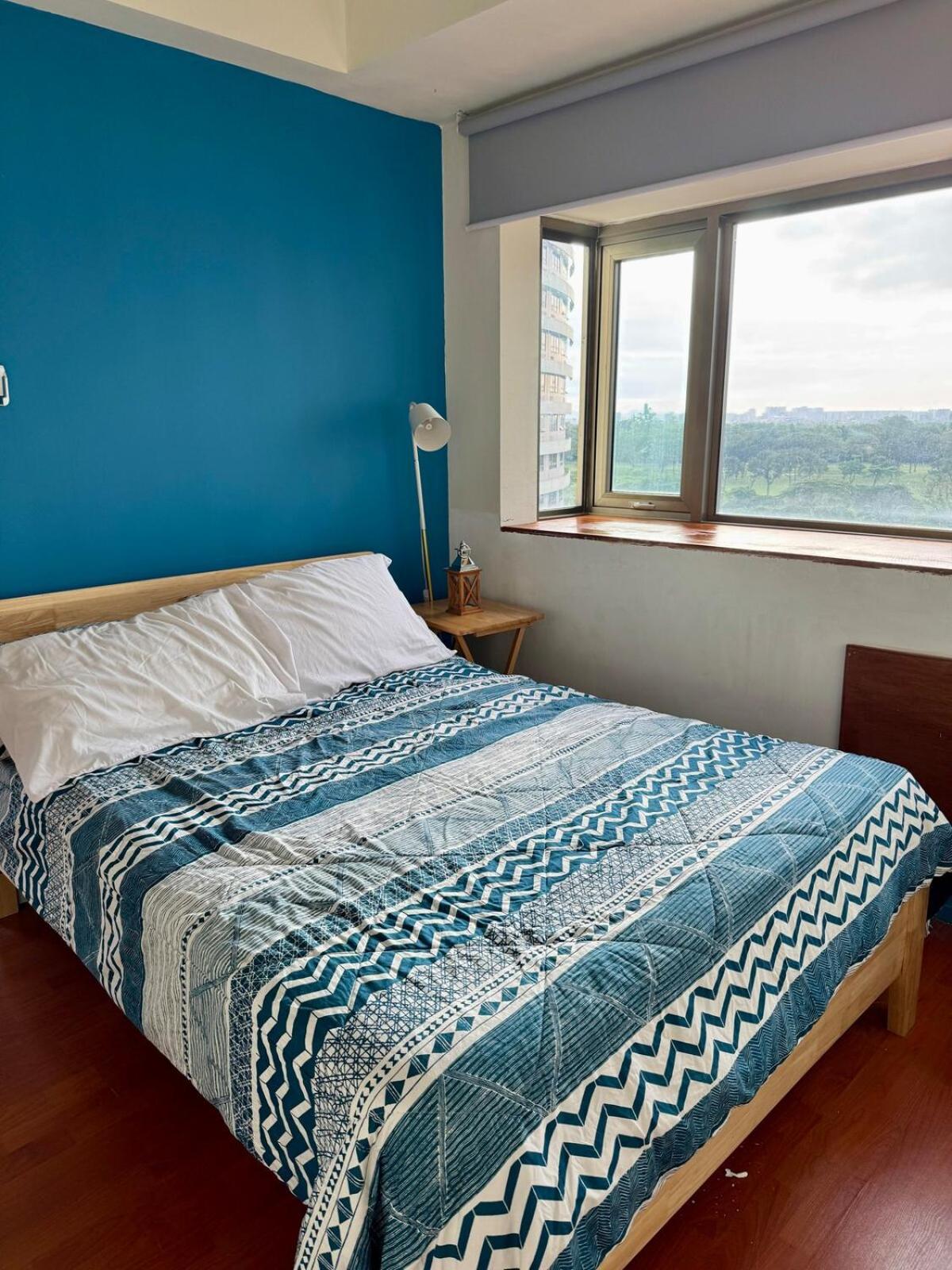 1br Golf Course View In Bgc With 200mbps Net Apartment *