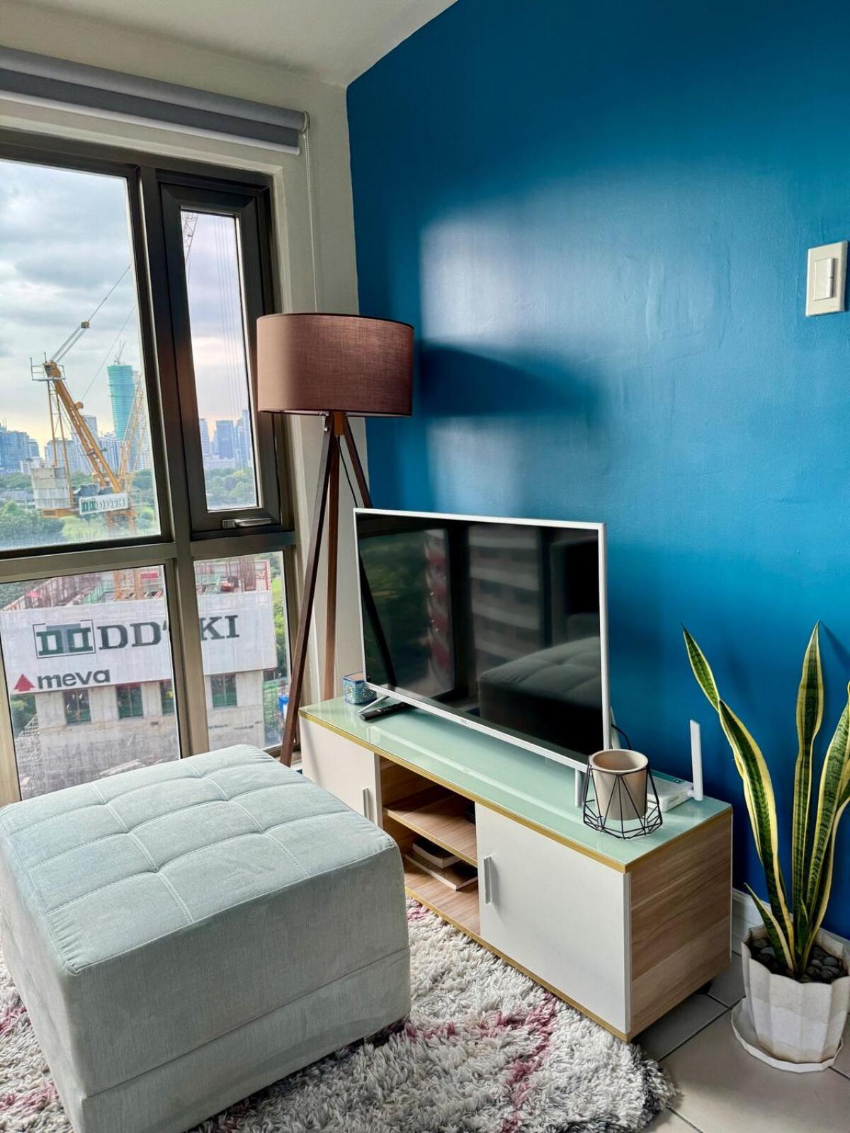 1br Golf Course View In Bgc With 200mbps Net