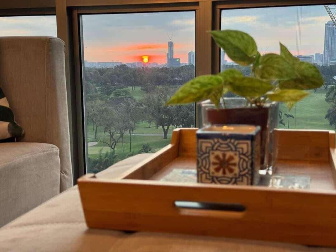 1br Golf Course View In Bgc With 200mbps Net * Manila