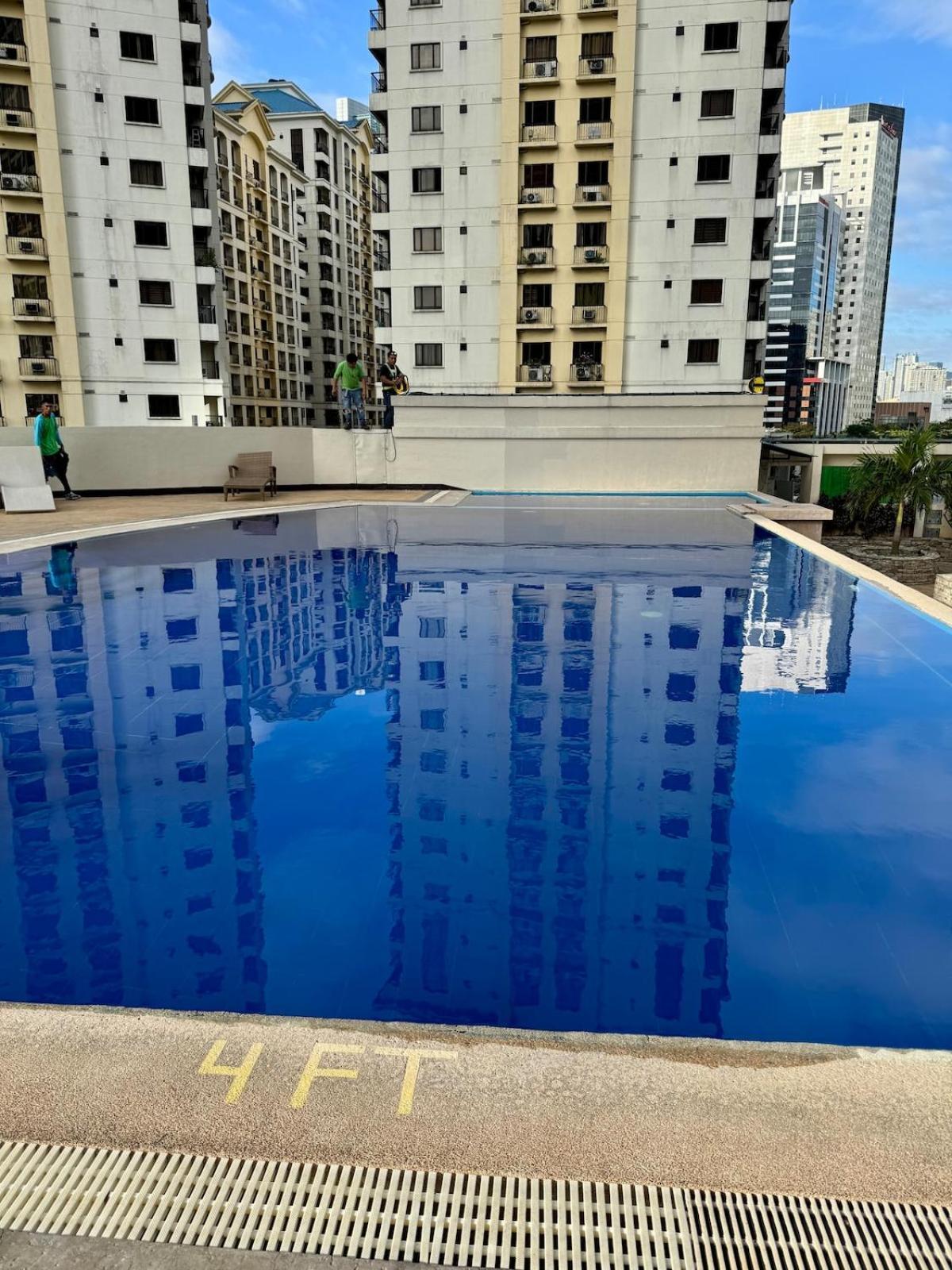 Apartment 1br Golf Course View In Bgc With 200mbps Net *