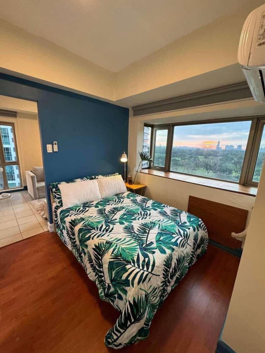 1br Golf Course View In Bgc With 200mbps Net * Manila