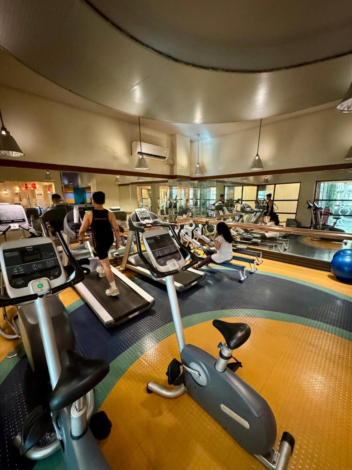 1br Golf Course View In Bgc With 200mbps Net Apartment