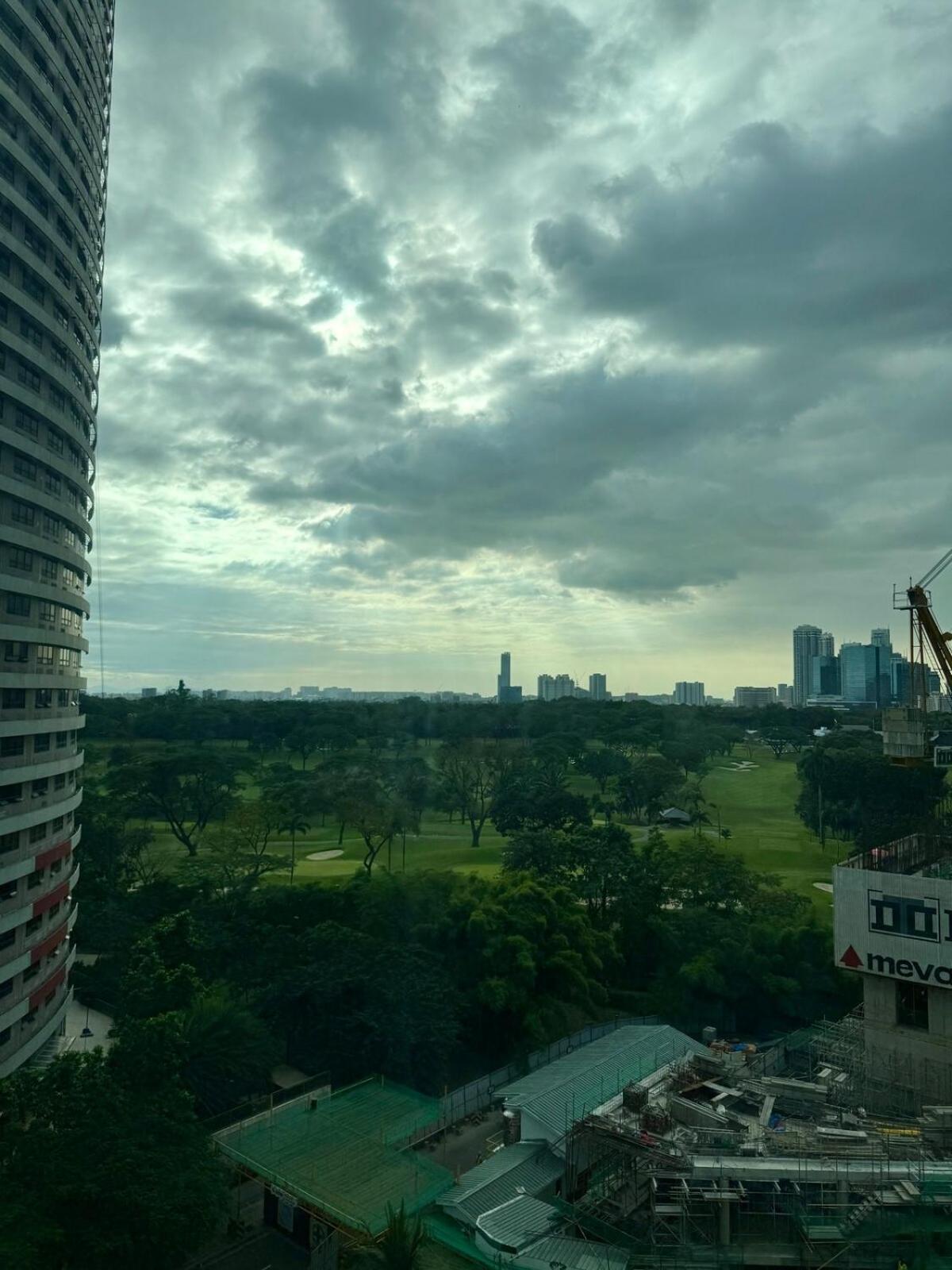 1br Golf Course View In Bgc With 200mbps Net Apartment *