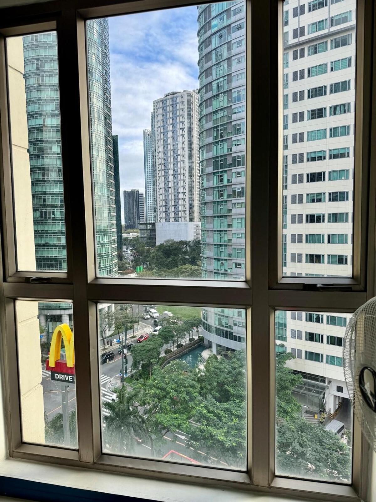 Apartment 1br Golf Course View In Bgc With 200mbps Net Manila