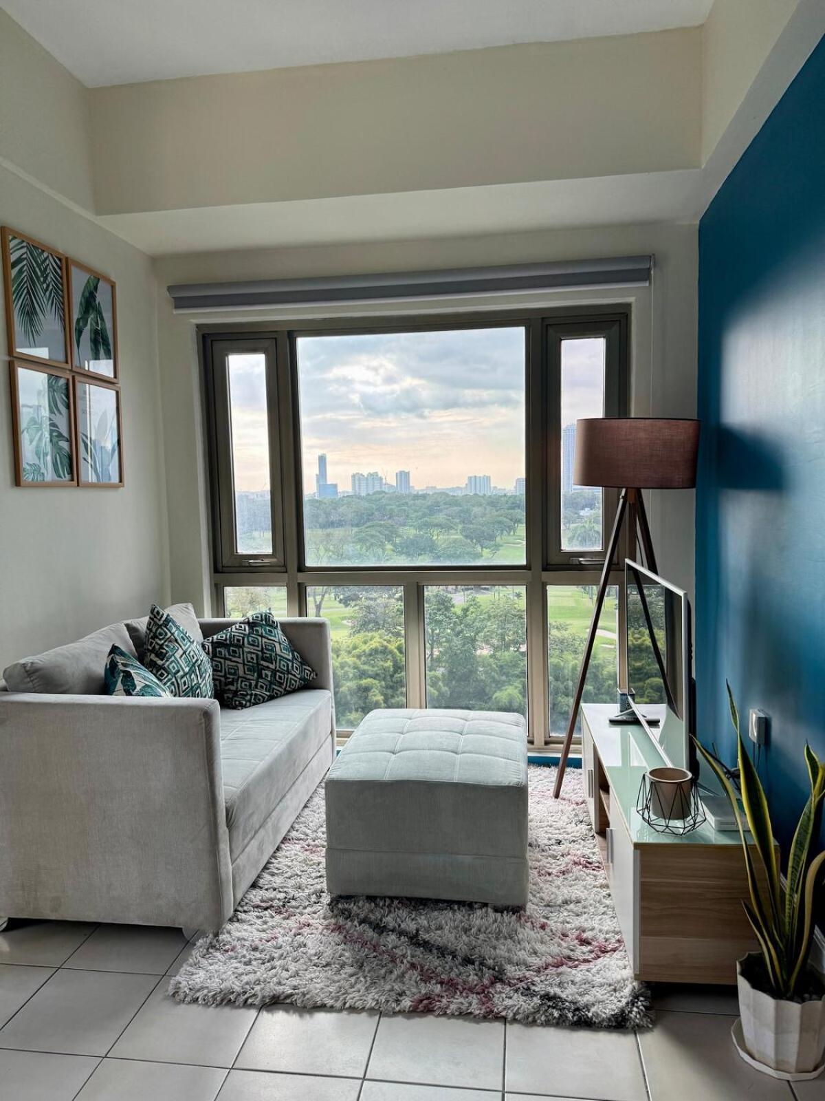 1br Golf Course View In Bgc With 200mbps Net Apartment Manila