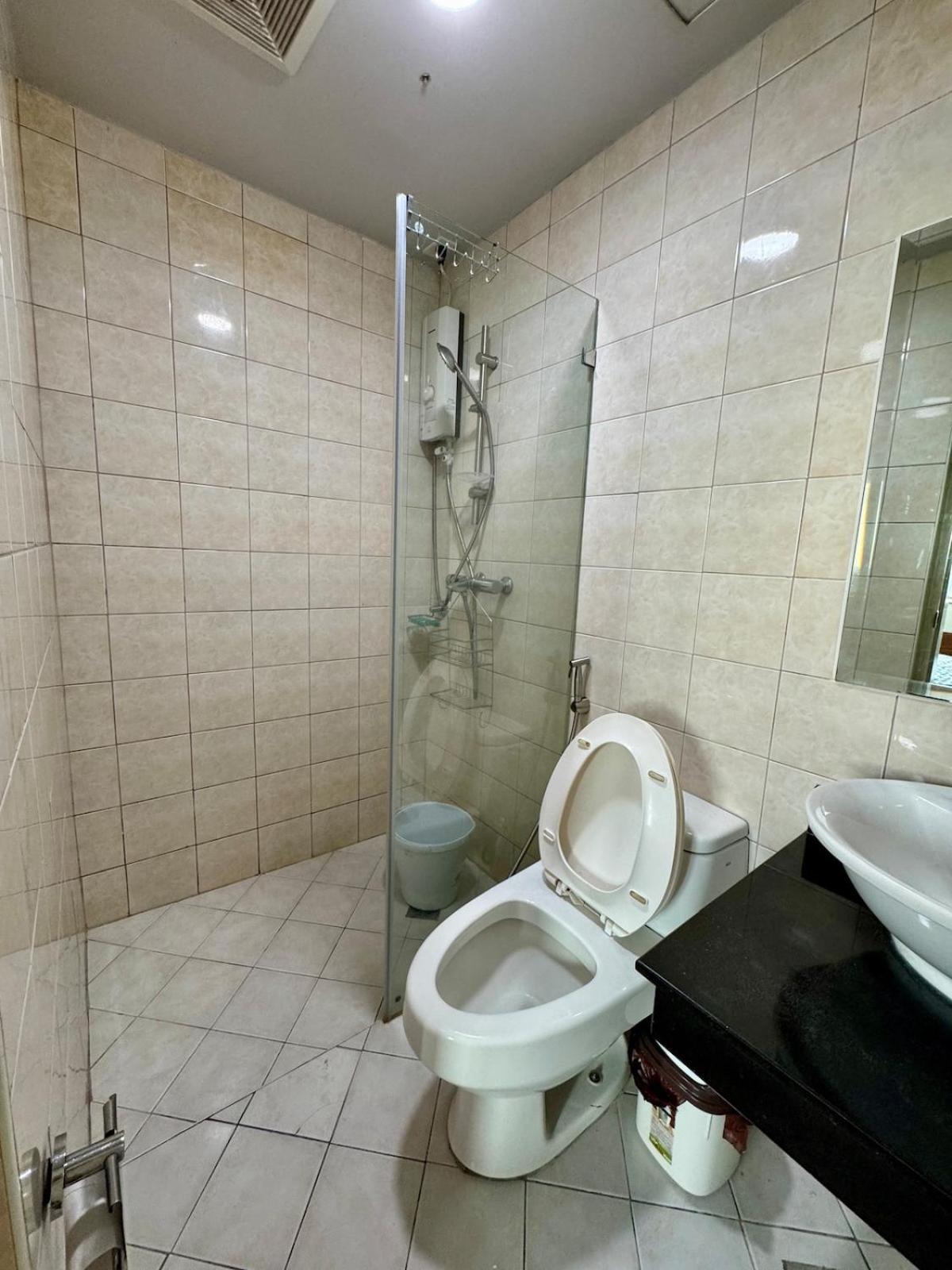 1br Golf Course View In Bgc With 200mbps Net Apartment *