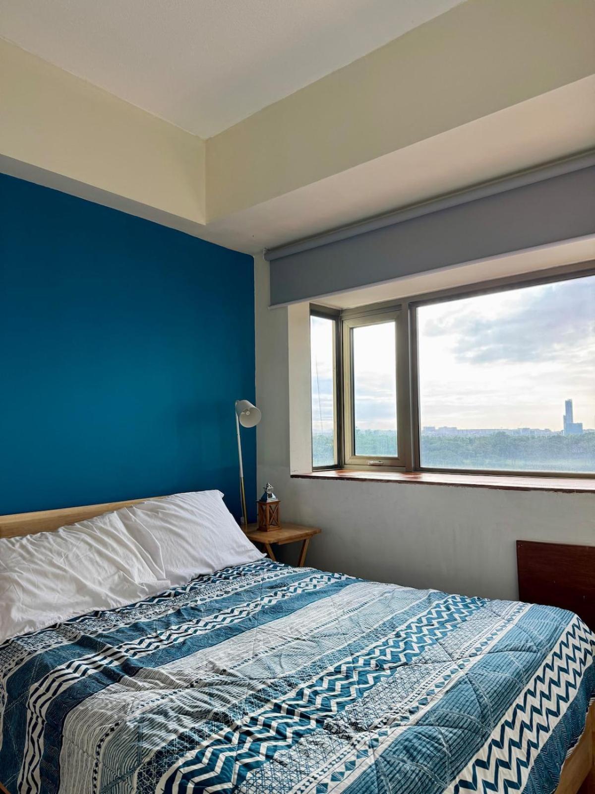 Apartment 1br Golf Course View In Bgc With 200mbps Net