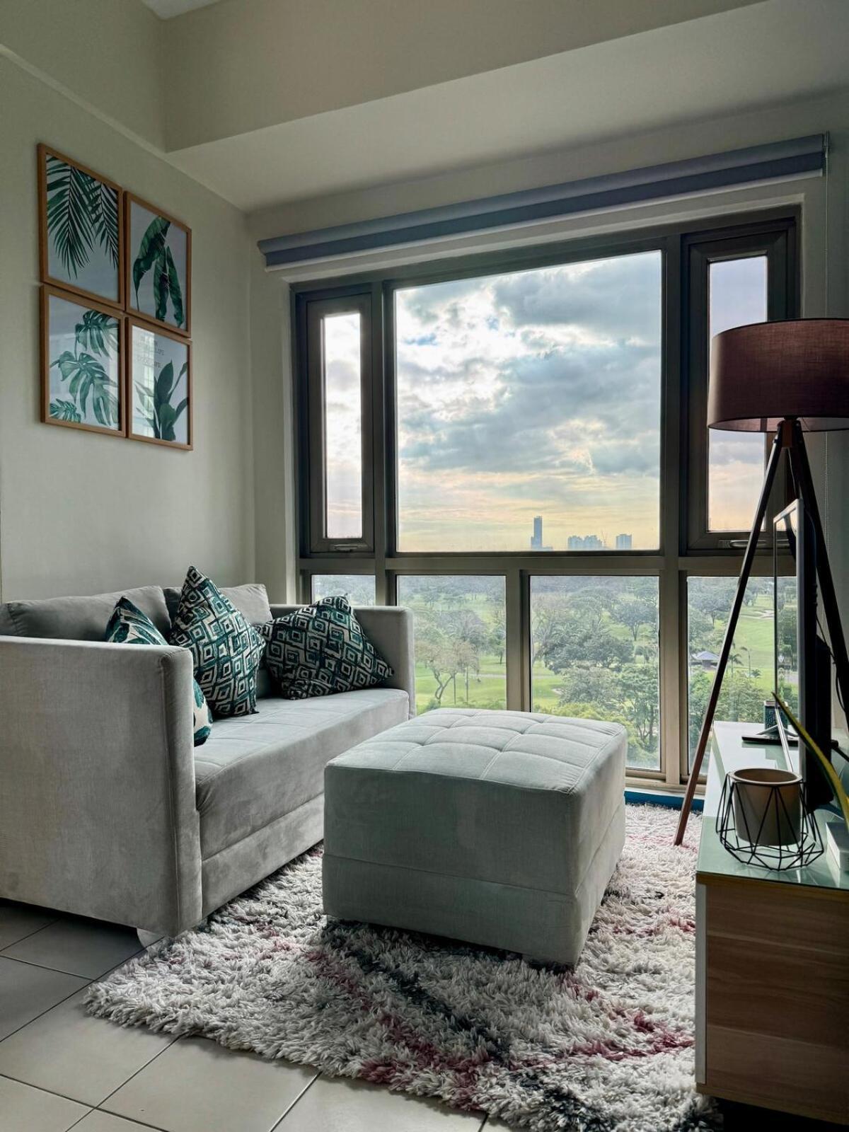 Apartment 1br Golf Course View In Bgc With 200mbps Net Manila