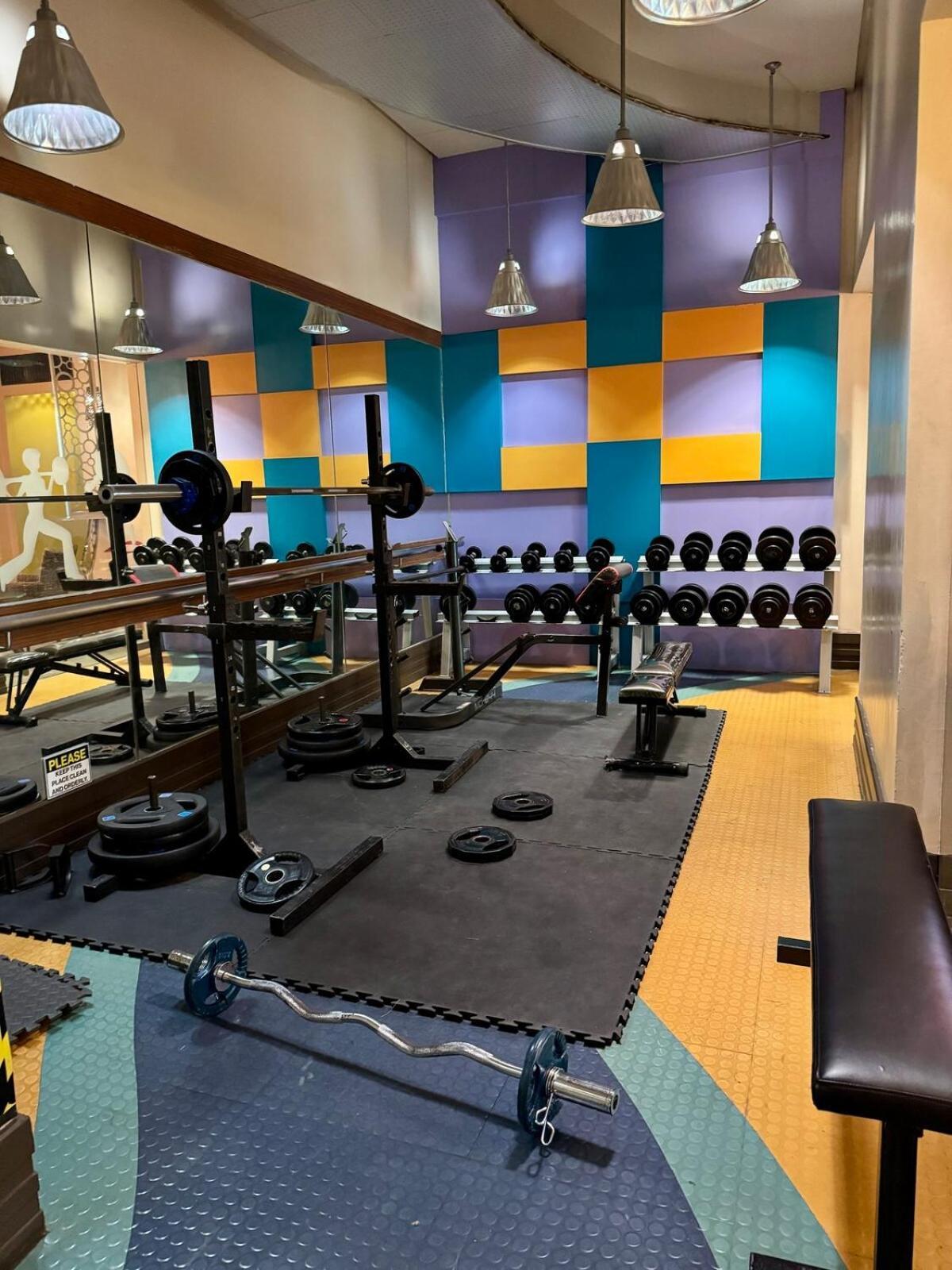 1br Golf Course View In Bgc With 200mbps Net