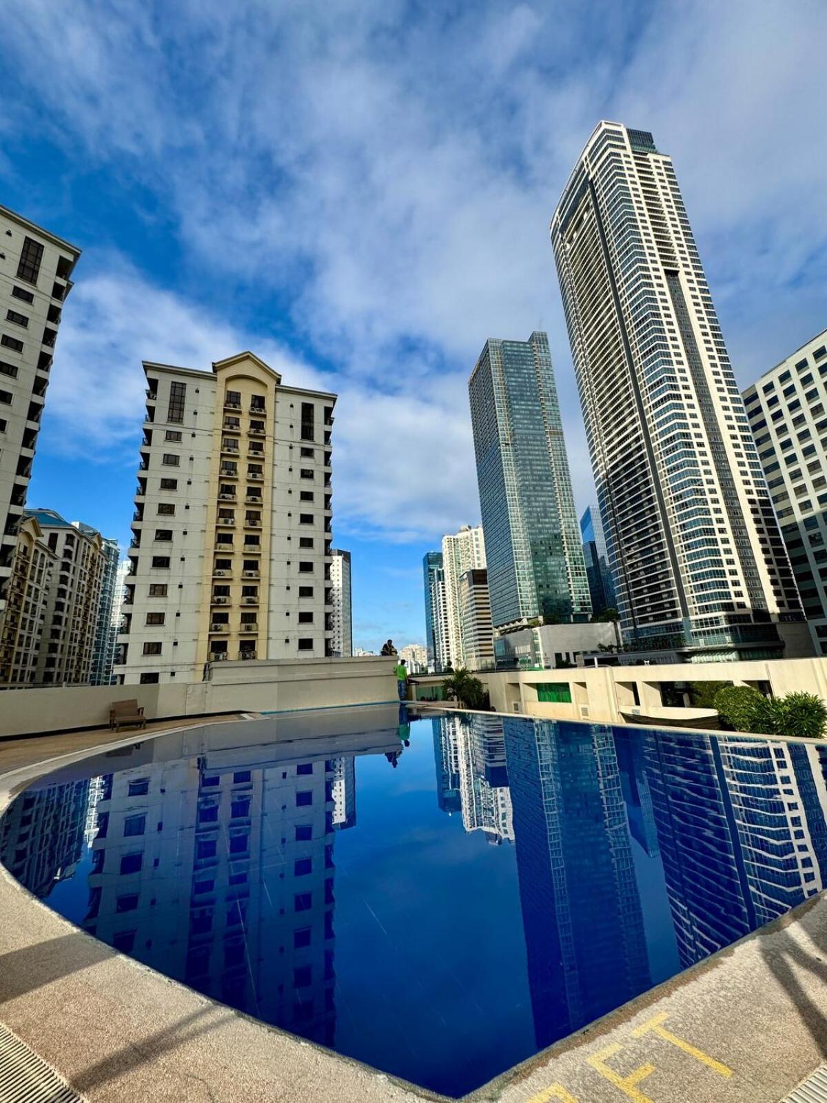Apartment 1br Golf Course View In Bgc With 200mbps Net