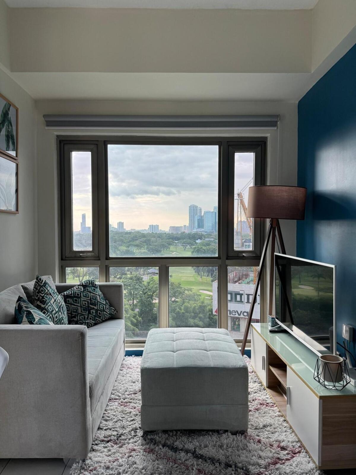 Apartment 1br Golf Course View In Bgc With 200mbps Net Manila