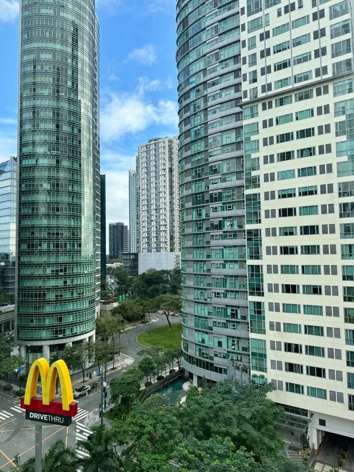 Apartment 1br Golf Course View In Bgc With 200mbps Net *