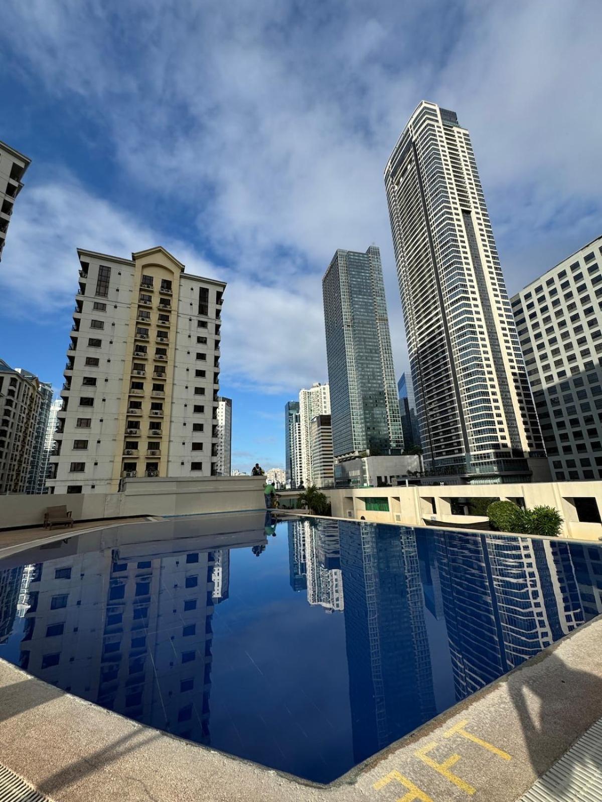 1br Golf Course View In Bgc With 200mbps Net Apartment *