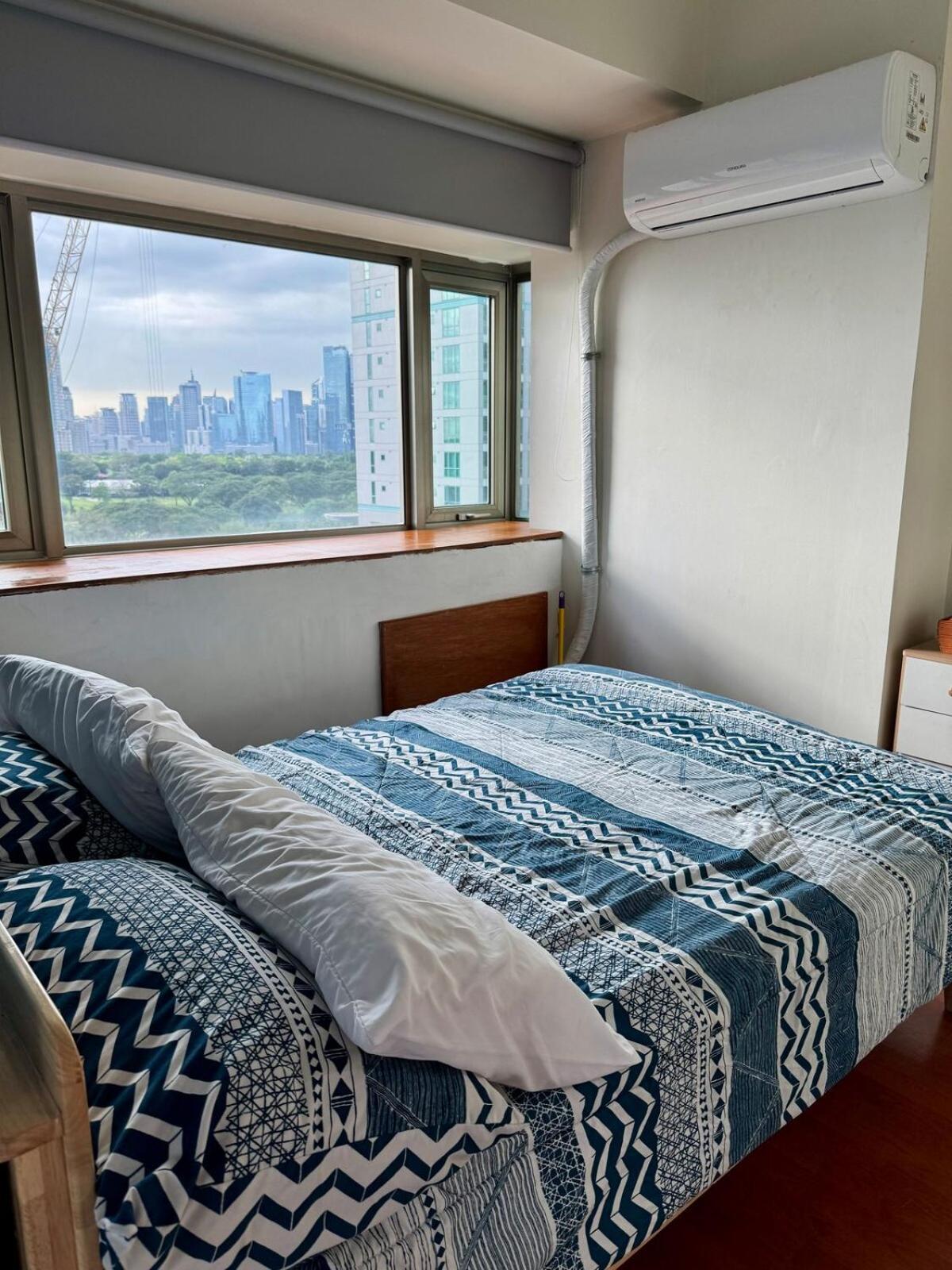 Apartment 1br Golf Course View In Bgc With 200mbps Net *
