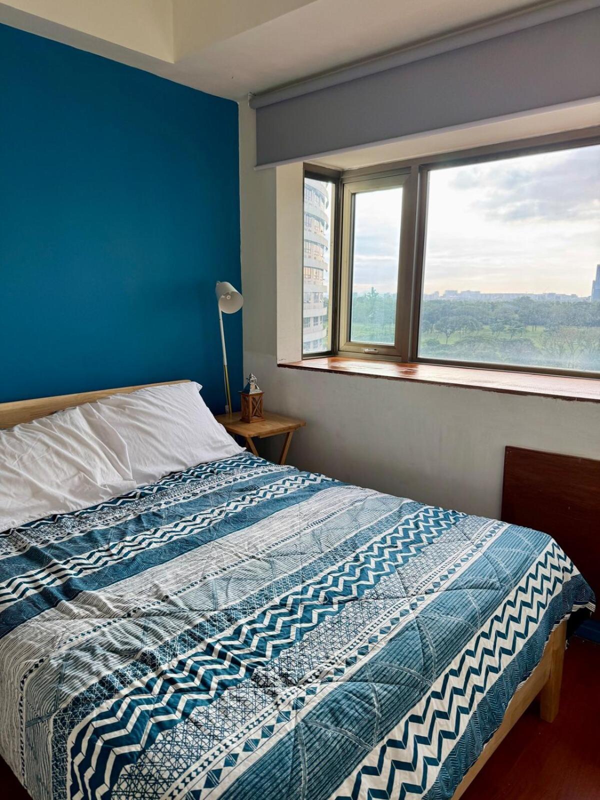 Apartment 1br Golf Course View In Bgc With 200mbps Net *