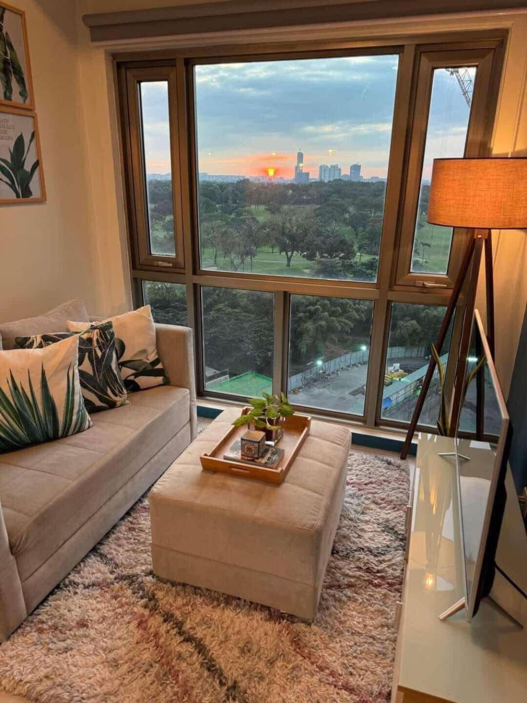 Apartment 1br Golf Course View In Bgc With 200mbps Net Manila
