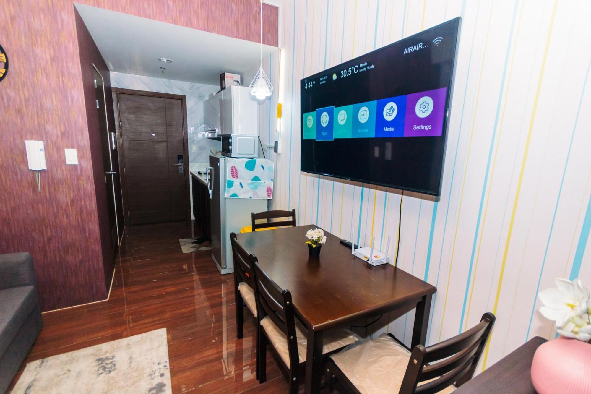 Urban Hideaway Cozy Makati Giggles Swim Gym Park Laugh Eat 3352 Apartment *