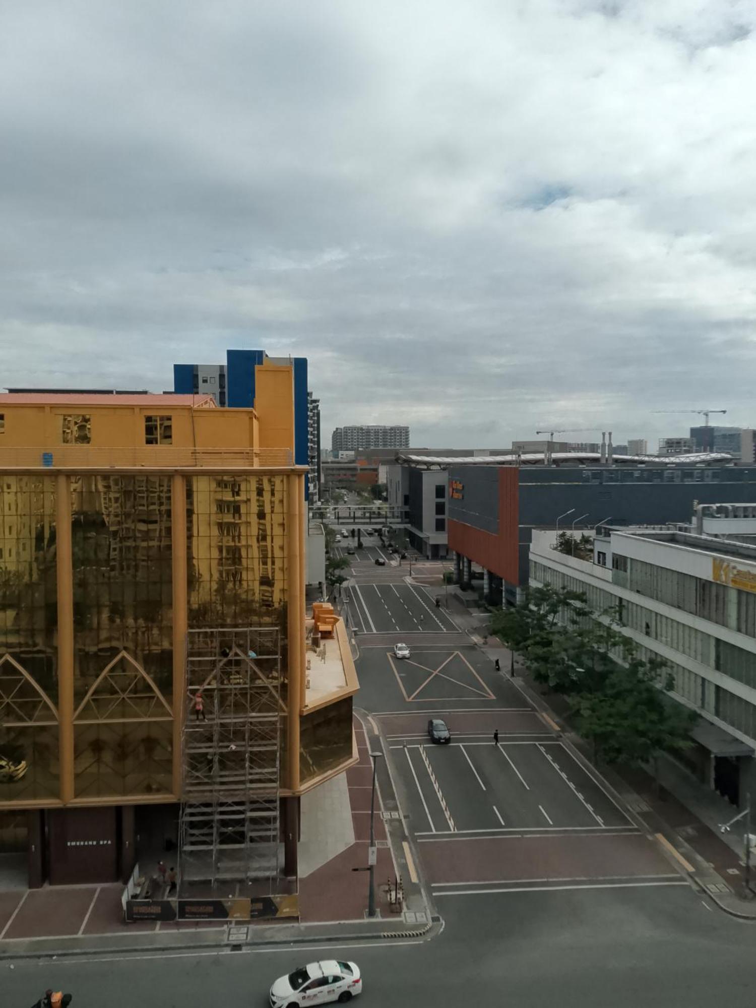 Apartment Staycation At Solemare Parksuites Tower B Near Dfa, Mall Of Asia, Ayala Mall, Parqual Mall , Cod, Conrad, Solaire, Okada Manila, & Naia,1 Bedroom *