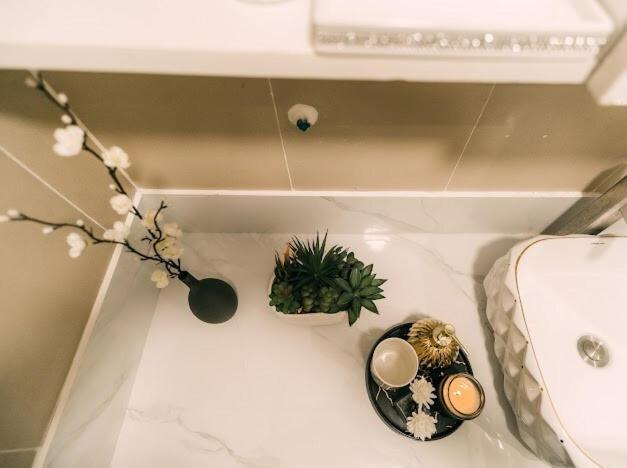 Apartment 5-star Feel And Step In Luxury At Fame Residences Manila