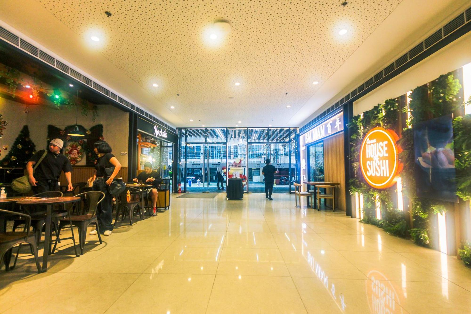 Urban Hideaway Cozy Makati Giggles Swim Gym Park Laugh Eat 3352 Apartment *