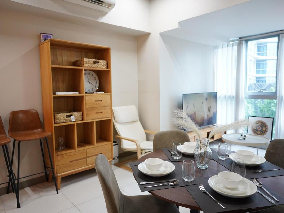 Luxury 2-bedroom At Bgc Uptown Apartment