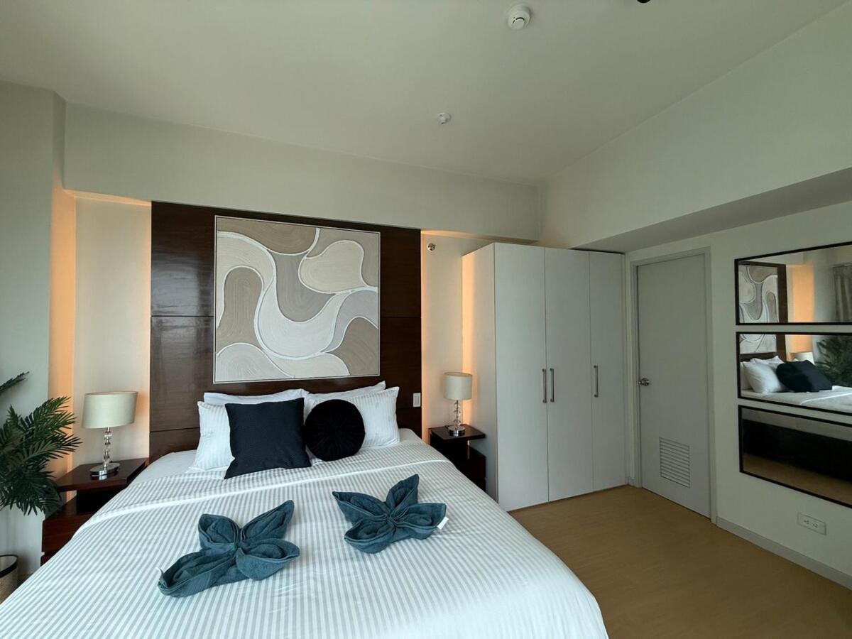 Palms Paradise With The View Of Bgc Netflix Manila