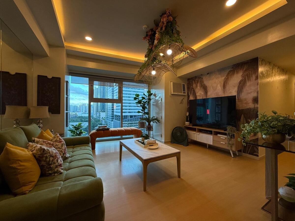 Palms Paradise With The View Of Bgc Netflix Apartment Manila