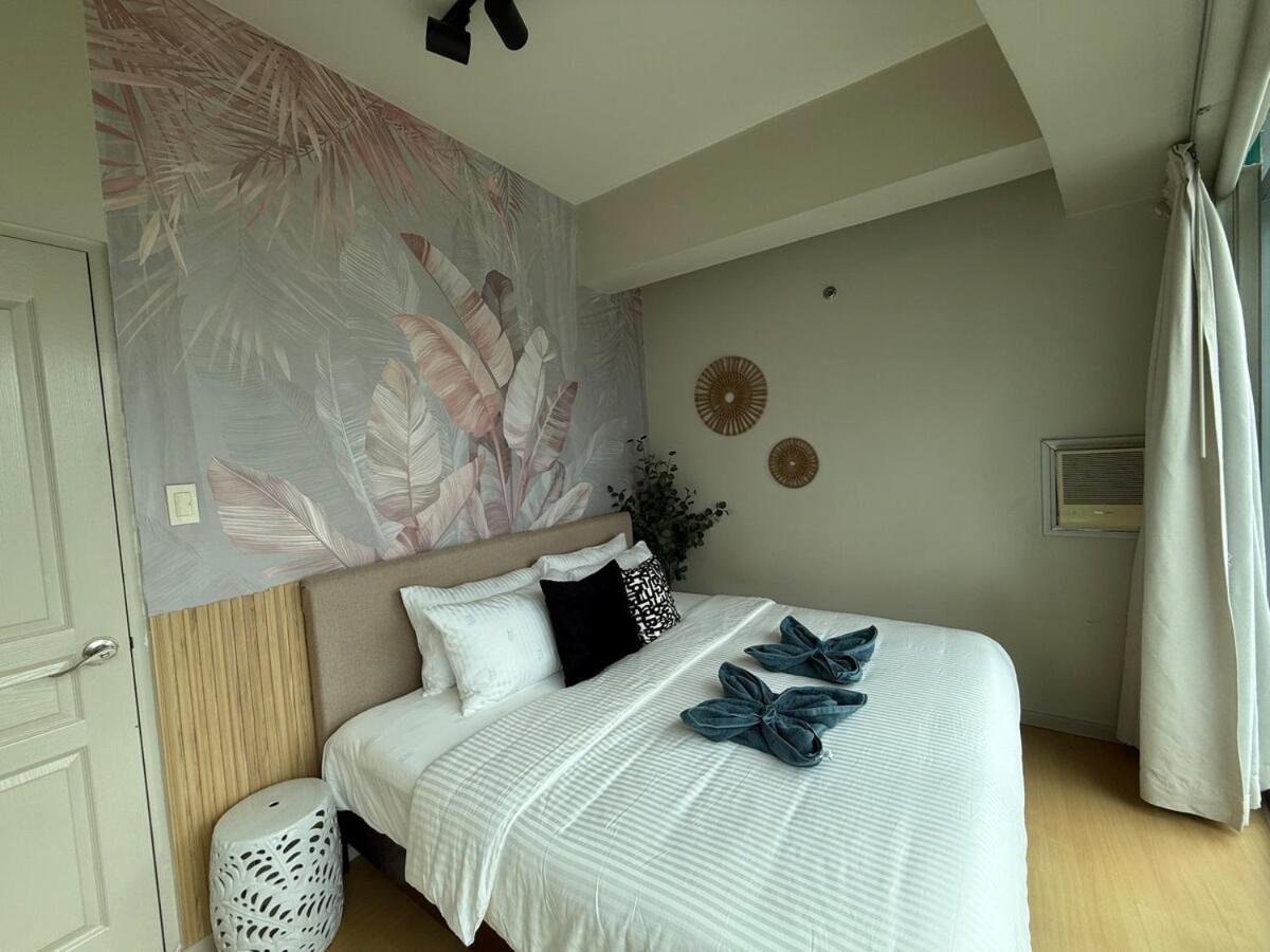 Palms Paradise With The View Of Bgc Netflix Apartment Manila